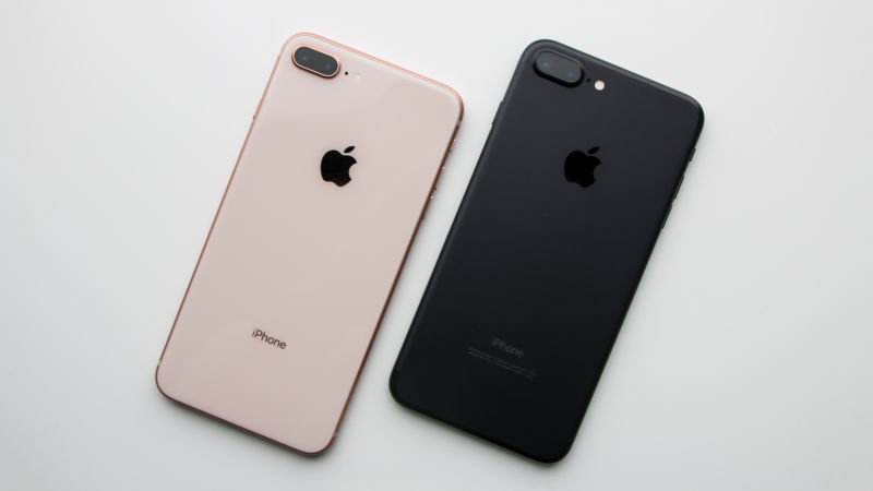 iPhone 8 Plus color Gold a la izquierda, iPhone 7 Plus negro mate a la derecha. Imagen: Adam Clark Estes